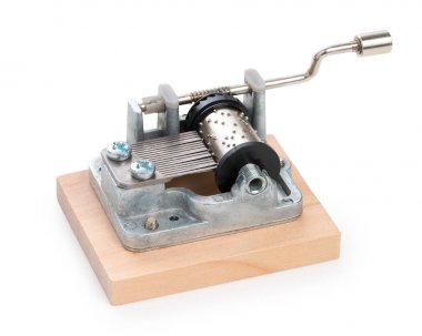 Vintage mekanik müzik kutusu izole küçük bir ahşap tahta üzerinde 
