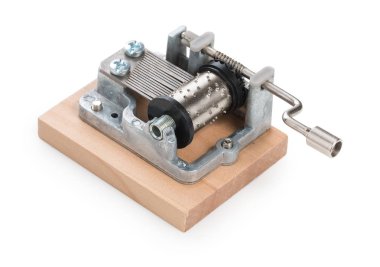 Vintage mekanik müzik kutusu izole küçük bir ahşap tahta üzerinde 