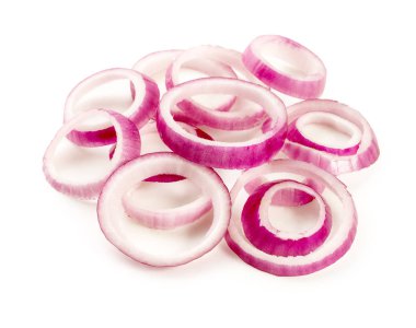 Beyaz bir arka plan üzerinde izole kırmızı soğan halka dilimleri.