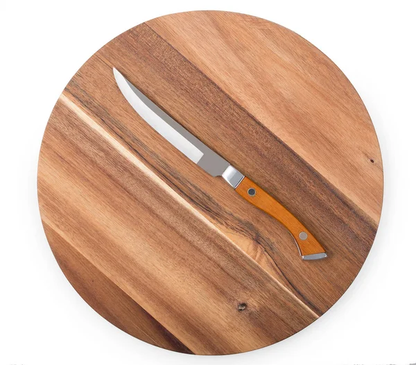Nóż szefa kuchni na pokładzie cięcia okrągłe wykonane z drewna isolat akacja — Zdjęcie stockowe