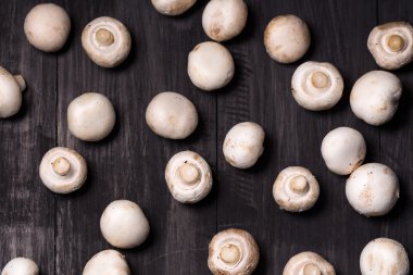 Siyah masaya taze çiğ kestane mantarı