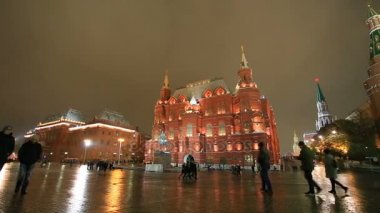 Moskova, Rusya - 30 Ekim 2016: Gece görünümü Kızıl Meydan kış sezonunda yürüyen turist. Kızıl Meydan, ana Meydanı Moskova şehir merkezinde yer alan