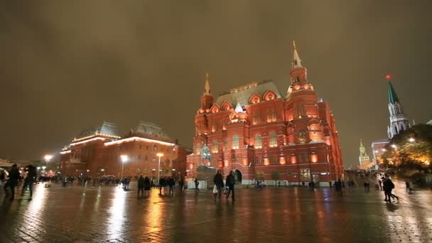 Moscow, Oroszország - október 30, 2016: Éjszakai kilátás turisták számára a gyaloglás a Vörös téren, a téli szezonban. A város központjában található Vörös tér Moszkva tér. — Stock videók