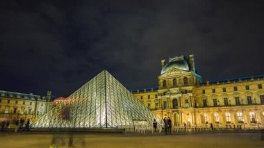 Paris-29 Jan: 29 Ocak, 2017 üzerinde alacakaranlık anda Louvre Müzesi. İnsanlar Louvre Müzesi ziyarete gelir. Louvre Musée du Louvre Paris, Fransa yer alan dünyanın en büyük müzelerinden olan.