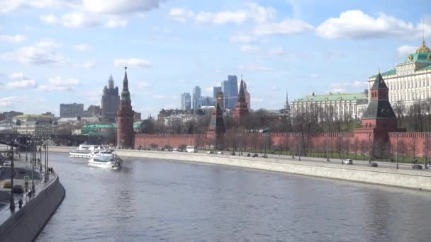 Moskva-8 April, 2017: Visa av Grand Kremlin Palace och Moskva floden. — Stockvideo