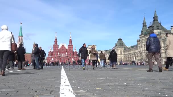 Moskva, Ryssland, 8 April 2017 - Prople promenader på Röda torget i Moskva. Röda torget är det centrala torget i Moskva, Ryssland. — Stockvideo