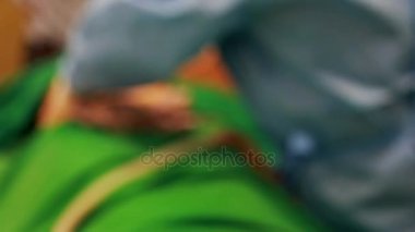 Cerrah doktor liposuction bir hasta için yapıyor 
