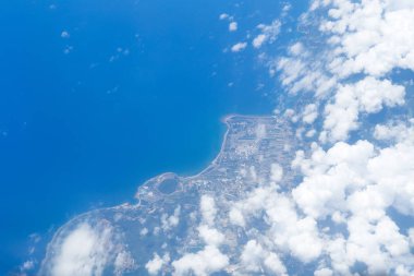 Uçak penceresinden, Incheon Gwang-yeoksi Havaalanı sahil şeridi göster