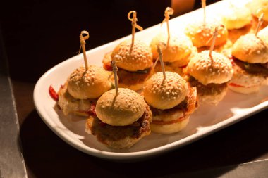 masada beyaz tabak içinde Mini burger