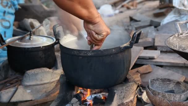 Cocina tradicional por el fuego en el país de Tailandia — Vídeo de stock