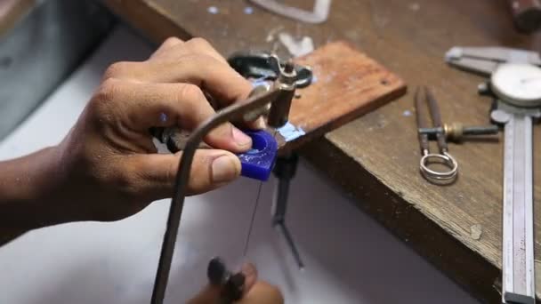 Bijoux artisan utiliser de la cire coupée en puzzle pour faire moule de cire de l'anneau — Video