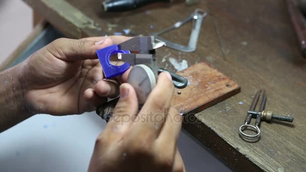 Joyería artesano uso vernier pinza marca y medir anillo cera molde — Vídeos de Stock