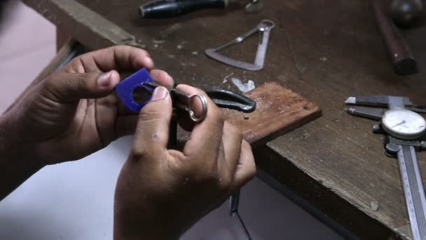 珠宝首饰工匠用罗盘测量环蜡模具 — 图库视频影像