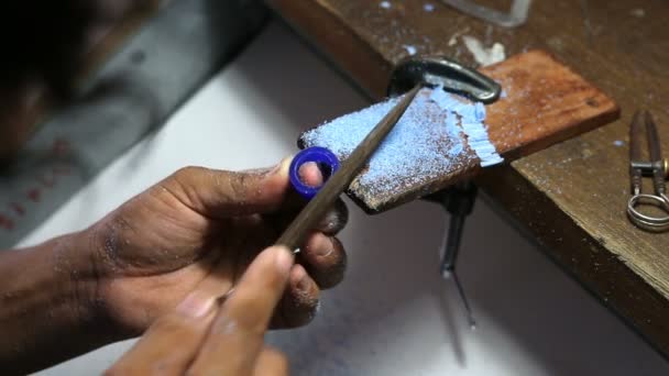Biżuteria craftman polerowania formy wosku — Wideo stockowe