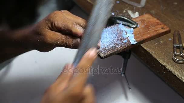 Šperky craftman leštění vosku formy — Stock video