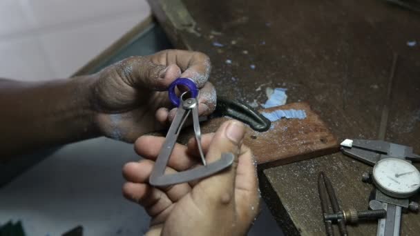 Joyería artesano uso vernire calliper mesura anillo cera molde — Vídeos de Stock