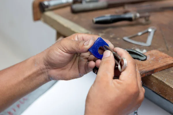 Joyería artesano uso vernire calliper mesura anillo cera molde — Foto de Stock