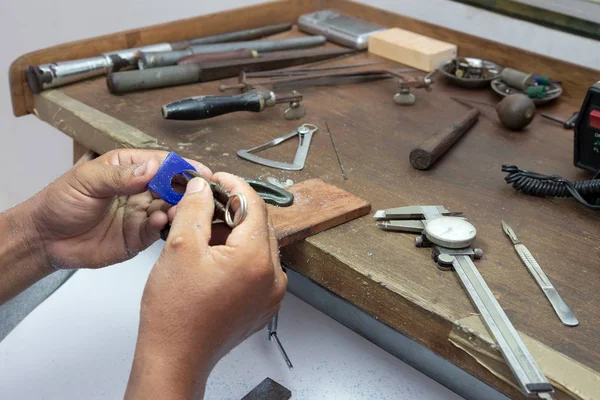 Joyería artesano uso vernire calliper mesura anillo cera molde — Foto de Stock