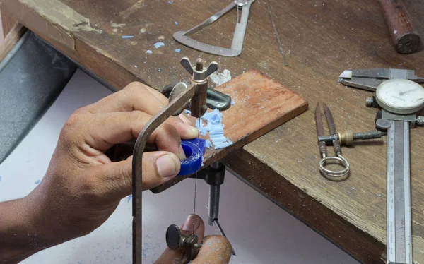 Orfebre utilizar la cera de corte del rompecabezas para hacer el molde de cera del anillo — Foto de Stock