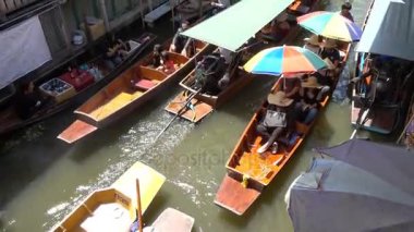 Damnoen Saduak, Ratchaburi Eyaleti, Tayland - 26 Ağustos: Turist tekne rides Damnoen Saduak yüzen Pazar 26 Ağustos 2017 yılında Damnoen Saduak, Ratchaburi, Tayland tarihinde.