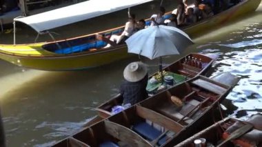 Damnoen Saduak, Ratchaburi Eyaleti, Tayland - 26 Ağustos: Turist tekne rides Damnoen Saduak yüzen Pazar 26 Ağustos 2017 yılında Damnoen Saduak, Ratchaburi, Tayland tarihinde.