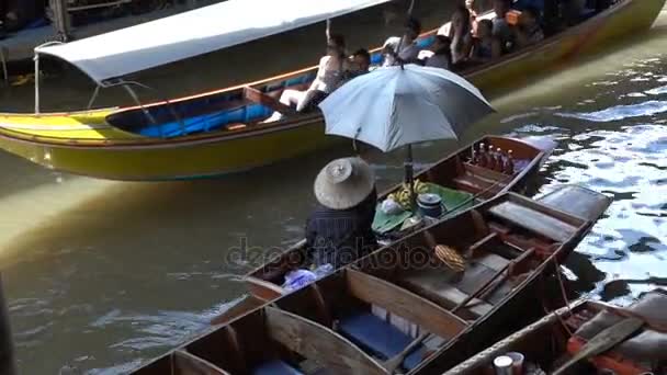 Damnoen Saduak, Ratchaburi provins, Thailand - 26 augusti: Turister på båtarna rider på Damnoen Saduak flytande marknaden 26 augusti 2017 i Damnoen Saduak, Ratchaburi, Thailand. — Stockvideo