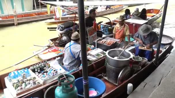 Damnoen Saduak, Ratchaburi provins, Thailand - 26 augusti: Turister på båtarna rider på Damnoen Saduak flytande marknaden 26 augusti 2017 i Damnoen Saduak, Ratchaburi, Thailand. — Stockvideo