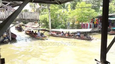 Damnoen Saduak, Ratchaburi Eyaleti, Tayland - 26 Ağustos: Turist tekne rides Damnoen Saduak yüzen Pazar 26 Ağustos 2017 yılında Damnoen Saduak, Ratchaburi, Tayland tarihinde.