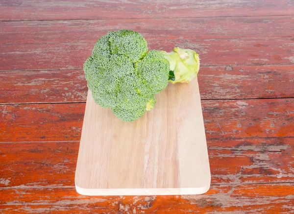 Warzywa, brokuły na desce do krojenia na drewnianym stole . — Zdjęcie stockowe