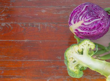 Sebzeler, brokoli, mor lahana ve bezelye ahşap masa üzerinde kesme tahtaları üzerinde .