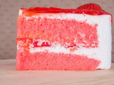 Çilekli pasta kesme tahtası üzerinde. Ahşap masa üzerinde. yakın çekim.