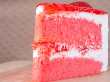 Çilekli pasta kesme tahtası üzerinde. Ahşap masa üzerinde. yakın çekim.