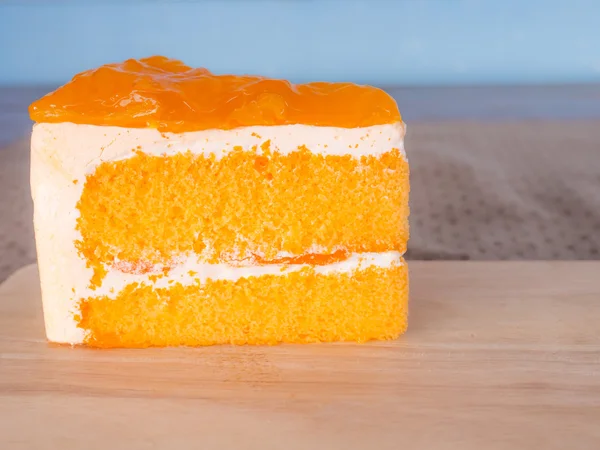 Orangenkuchen auf Schneidebrettern. auf Holztisch . — Stockfoto