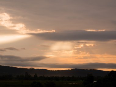 Güzel günbatımı gökyüzü. günbatımı bulutlar ile.