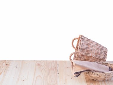 Hasır sepet ve kumaş üzerine ahşap Teras çam. Beyaz arka plan üzerinde izole.