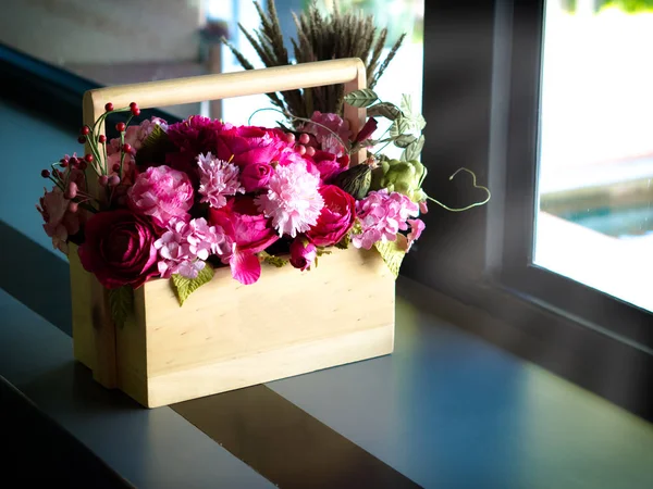 Flores artificiales en una caja de madera. Las ventanas laterales . — Foto de Stock