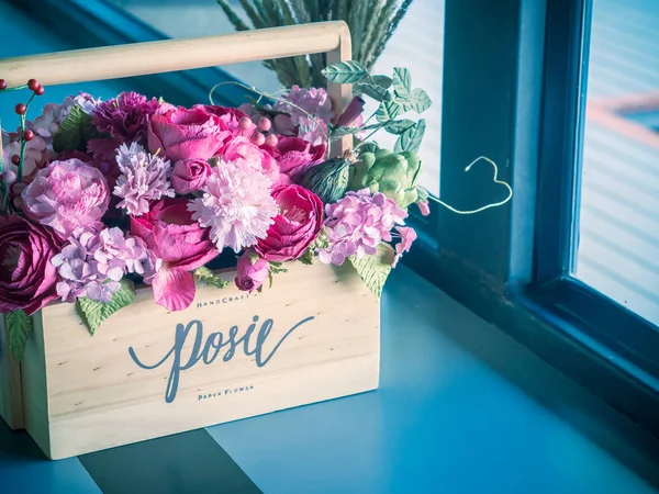 Flores artificiales en una caja de madera. Las ventanas laterales . — Foto de Stock