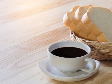 kahve fincanı ve ahşap masa ekmek.