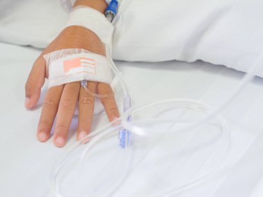 Hastanede serum fizyolojik intravenöz (IV) damla çocuklara ver. Sağlık ve tıbbi malzeme kavramı.