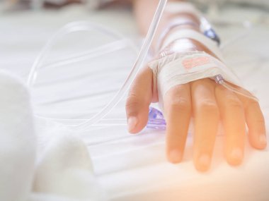 Hastanede serum fizyolojik intravenöz (IV) damla çocuklara ver. Sağlık ve tıbbi malzeme kavramı.