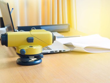 Masanın üstüne Surveyor'ın Teleskobu. İnşaat endüstri kavramı.