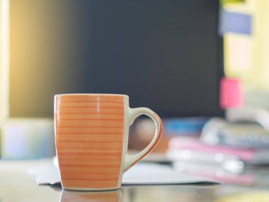 Kil Kupası öğle saatlerinde bir masa üzerine yerleştirilir. Aradan zaman kavramı.