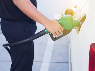 yakıt ikmali için tanıtıcı yakıt meme adam. benzin istasyonunda.