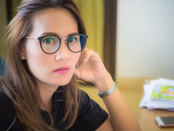 Mujeres hermosas asiáticas que trabajan en la oficina. usar gafas . — Foto de Stock