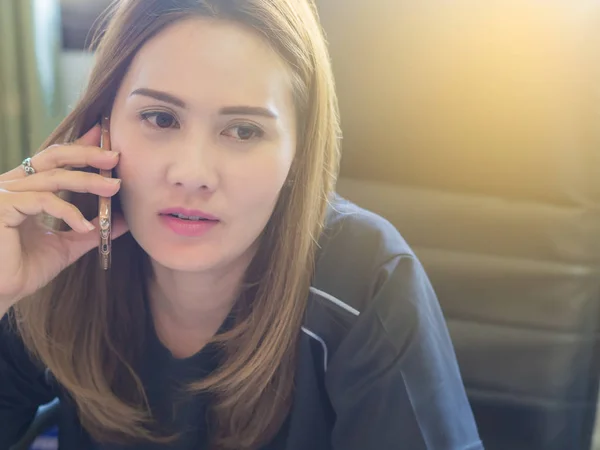 Ázsiai szép nők, telefont, irodában. Üzleti kapcsolat fogalma. — Stock Fotó