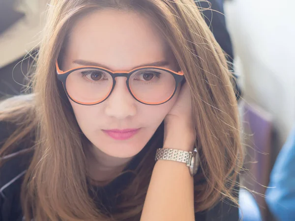 Gyönyörű ázsiai nők irodájában dolgozik. szemüveges. — Stock Fotó