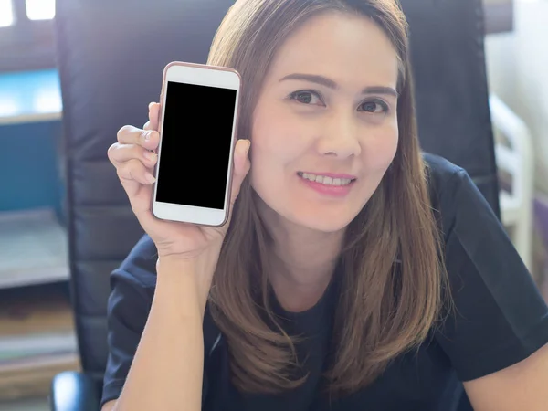 Ázsiai szép nők, mosolyogva, és a gazdaság szúró telefon berendezés. Szúró telefon-val üres képernyő. On-line vásárlás koncepció. — Stock Fotó