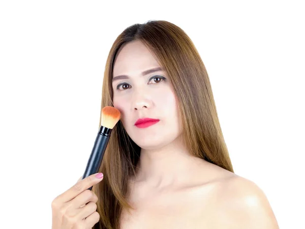 Asiatisk vacker kvinna applicera kosmetiska puderborste på släta ansikte isolerad på vit bakgrund. hudvård, kosmetika koncept. — Stockfoto