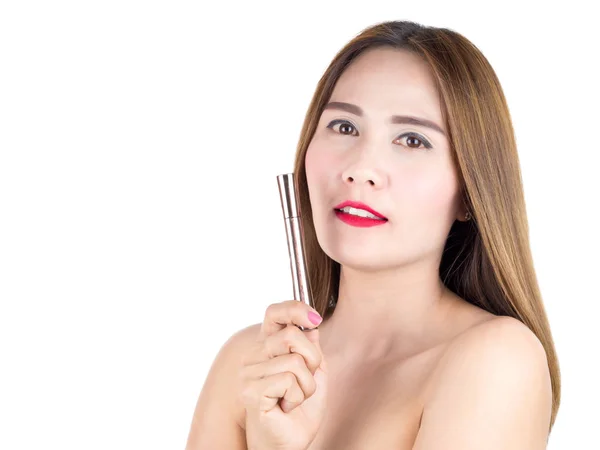 Asiático hermosa mujer aplicando rímel, aislado sobre fondo blanco. cuidado de la piel, concepto de cosmetología . — Foto de Stock