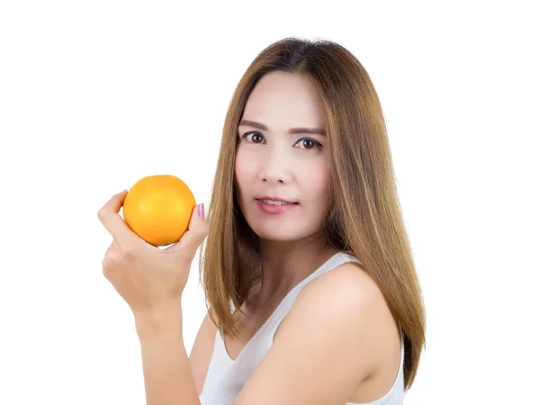 Asya gülümseyerek ve turuncu holding, beyaz arka plan üzerinde izole kadın. Sağlıklı gıda kavramı. — Stok fotoğraf